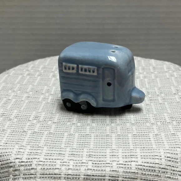 Blue Truck and Camper Salt and Pepper Shakers - Picture 8 of 9